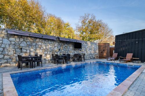 Bazén v ubytování Blisku do Gradot - Riverfront Luxury Cabins nebo v jeho okolí