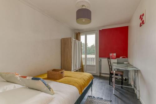 Cette chambre comprend deux lits, un bureau et une table. dans l'établissement R'Apparts T4 Esprit Bicolore, à Saint-Martin-dʼHères