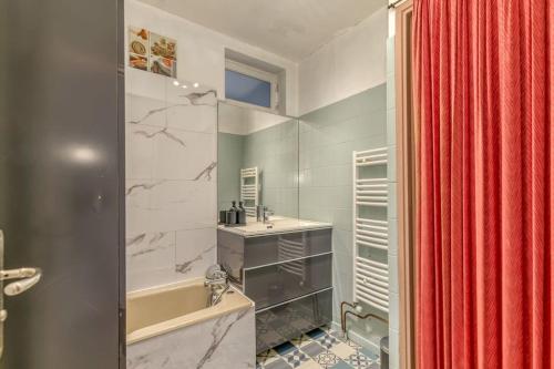 une salle de bain avec une baignoire, un lavabo et une douche dans l'établissement R'Apparts T4 Esprit Bicolore, à Saint-Martin-dʼHères