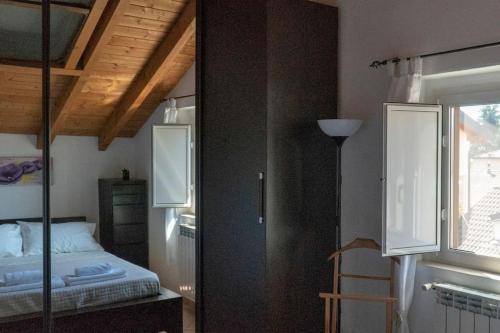 a bedroom with a bunk bed and a window at Luminoso Bilocale 5 Minuti da Linate in Pioltello