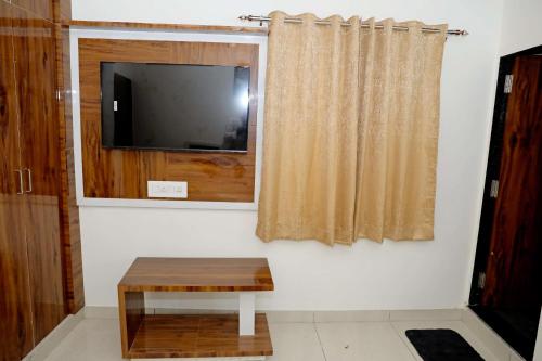 Un televizor și/sau centru de divertisment la Radhe Krishna Hotel and Restaurant