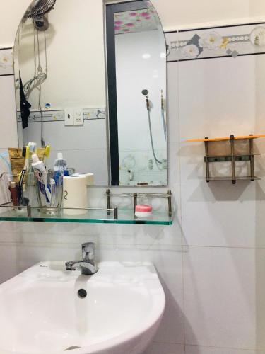 a bathroom with a sink and a mirror at TUYẾT NA Homestay in Phan Thiet