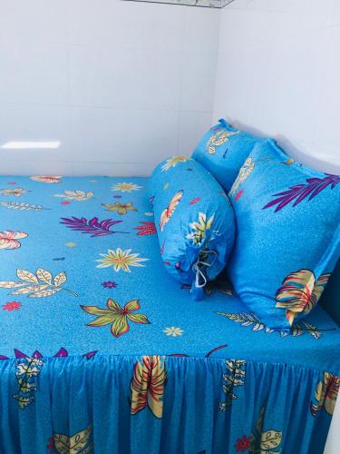 a blue pillow on a bed with a blue blanket at TUYẾT NA Homestay in Phan Thiet