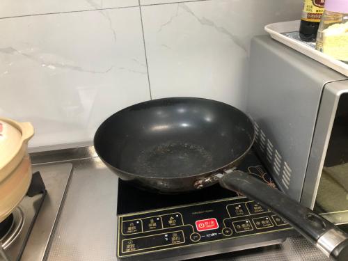 a black pan sitting on top of a stove at 江南民居 in Suzhou