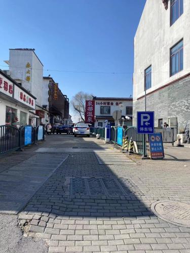 an empty street with a parking sign in a city at 江南民居 in Suzhou