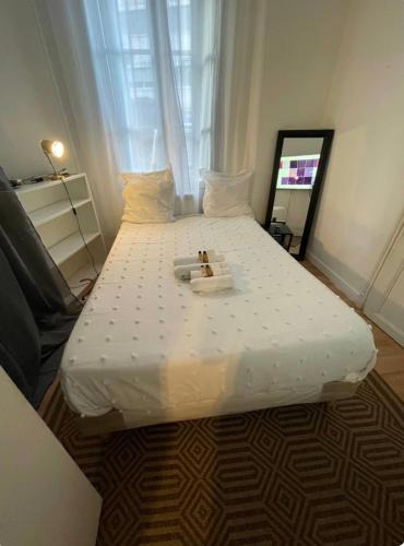 - une chambre avec un grand lit et un lavabo dans l'établissement Magnifique T2, à Creil