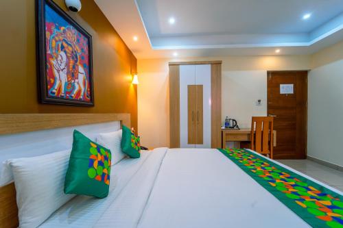 Katil atau katil-katil dalam bilik di Treebo Sree Varshavilas Regency, 2 Mins From Guruvayoor Temple