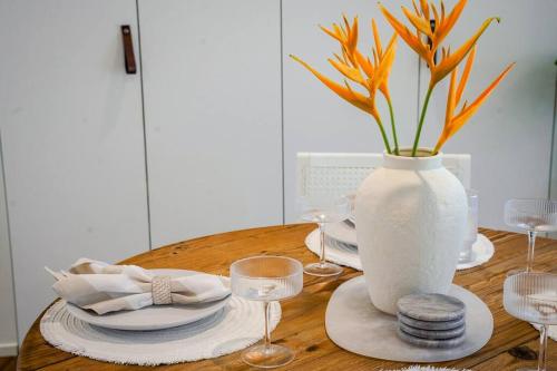 Nápoje v ubytování Four Palms, 8 min walk to Beach- Pet Friendly