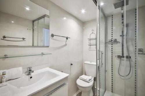 une salle de bain avec toilettes, lavabo et douche dans l'établissement Le Petit Rousseau - Cosy & Calme - Rivoli, à Paris