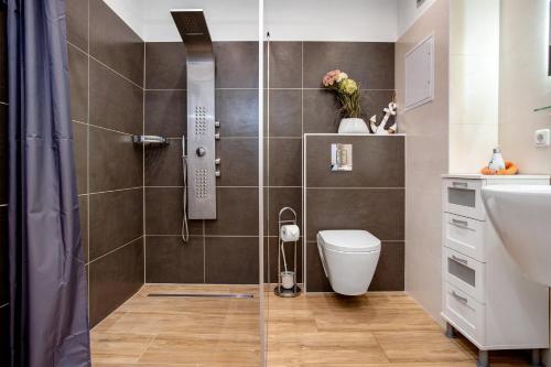 a bathroom with a shower with a toilet and a sink at Ferienwohnung Abendrot 299 in Ueckermünde