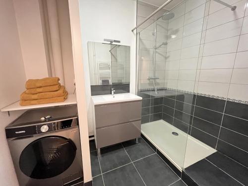 La salle de bains est pourvue d'un lave-linge et d'une douche. dans l'établissement Le Chapitre - Le Mans Centre - Parking - Balcon, au Mans