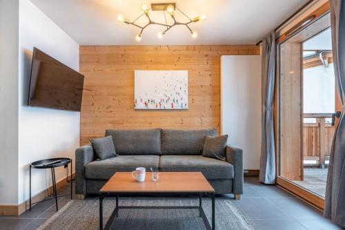 un salon avec un canapé et une table dans l'établissement Le Freney - New Apartment in Town Center & Free parking - By Cozee Rentals, aux Houches
