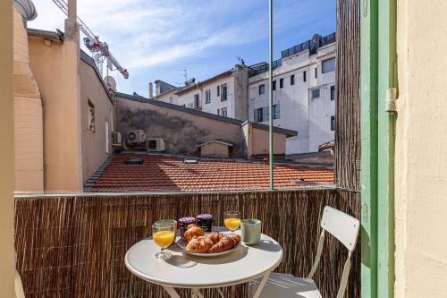 - une table avec un bol de nourriture et de boissons sur le balcon dans l'établissement 37 MASSENA LOT 2 - Superbe 3 pieces - Zone Pietonne - A-C, à Nice