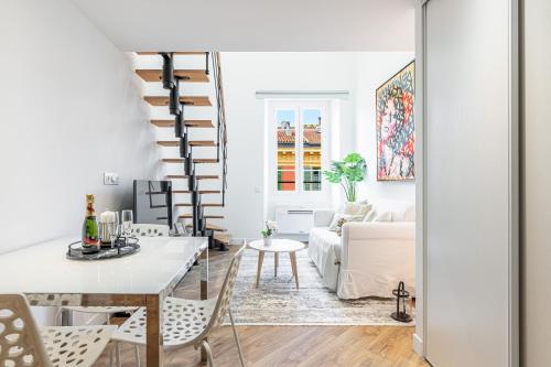 un salon blanc avec une table et des chaises blanches dans l'établissement 5 FODERE - Magnifique Duplex - Port de Nice - Dernier etage, à Nice