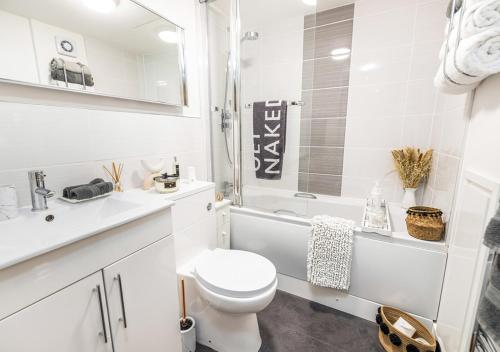 a bathroom with a toilet and a sink and a tub at Modern 2 bedroom Flat in Montrose in Montrose