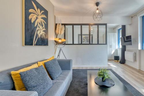 un salon avec un canapé et une table dans l'établissement Le Golden Black à Rouen !, à Rouen