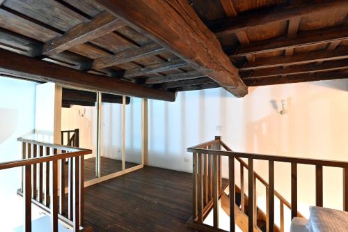 a room with wooden floors and wooden ceilings at Il nido di Elisa in Albano Laziale