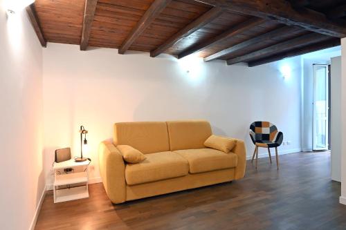 a living room with a couch and a table at Il nido di Elisa in Albano Laziale