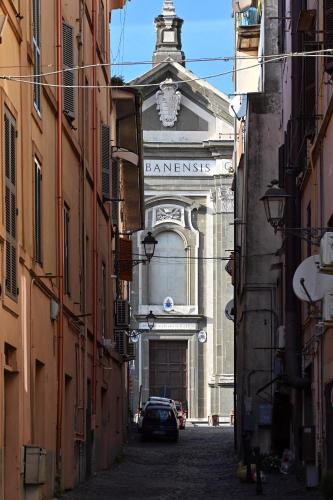 a building with a sign on it in a street at Il nido di Elisa in Albano Laziale