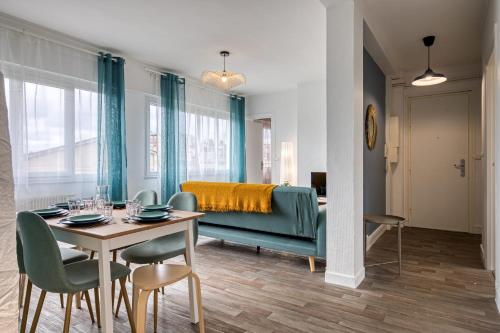 un salon avec une table et un canapé dans l'établissement La Suite des 3 Tours spacieux 3 chambres, à Rouen