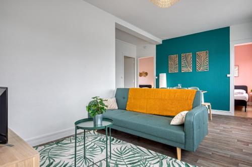 un salon avec un canapé et une table dans l'établissement La Suite des 3 Tours spacieux 3 chambres, à Rouen