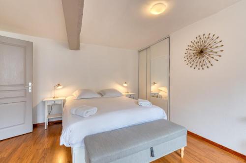 une chambre blanche avec un lit et un miroir dans l'établissement Daisy Un charmant appartement près de la Place du Vieux Marché, à Rouen