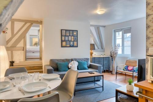 un salon avec un canapé et une table dans l'établissement Daisy Un charmant appartement près de la Place du Vieux Marché, à Rouen