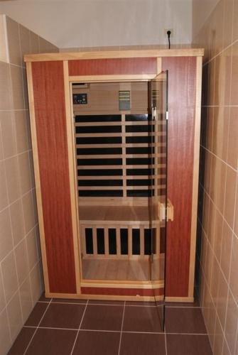 a shower in a bathroom with a window at Gîte Binnert Bader in Nothalten