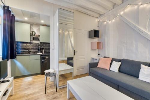 un salon avec un canapé et une cuisine dans l'établissement Alexandra joli studio centre, à Rouen