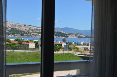 Apartments Mare في باشكا: منظر للمياه من النافذة