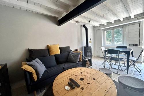 un salon avec un canapé et une table dans l'établissement Le Saint-Ouen charmante maison tout confort !, à Les Authieux-sur-le-Port-Saint-Ouen