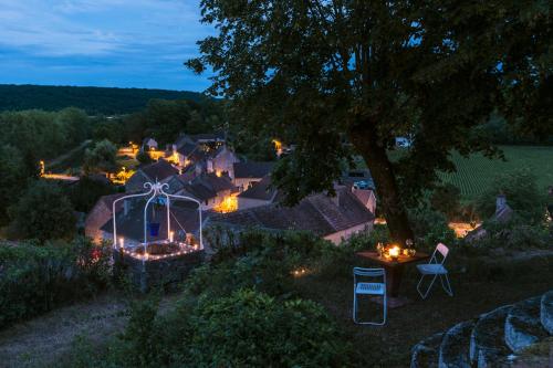 an aerial view of a house with lights in the yard at Le Domaine des Carriers in Chevroches