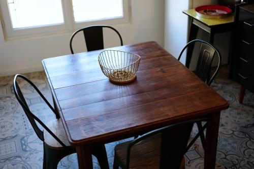 a wooden table with a basket on top of it at Gîte Esprit Loft Proche de Narbonne in Mirepeisset