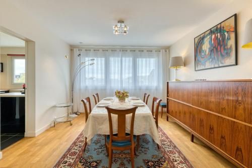 une salle à manger avec une table et des chaises dans l'établissement Françoise F5 avec parking, à Rouen