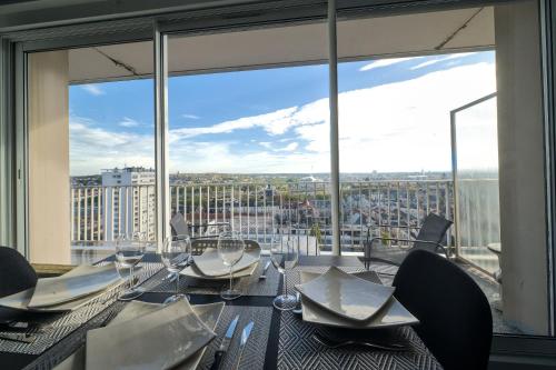 une salle à manger avec vue sur la ville dans l'établissement Suite Pompidou, vue artistique, à Metz