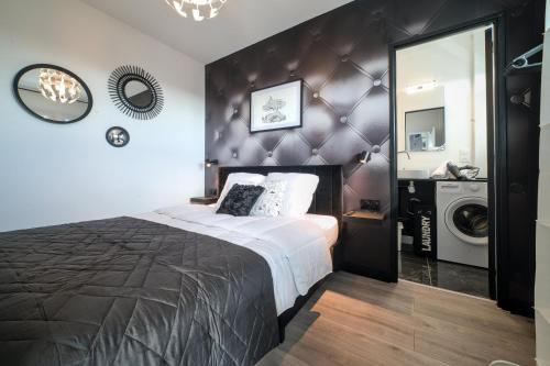 - une chambre avec un lit et un lave-linge dans l'établissement Suite Pompidou, vue artistique, à Metz