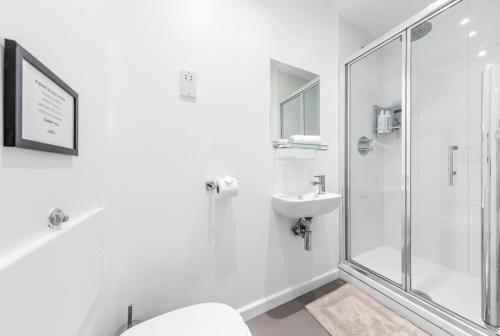 une salle de bain avec une douche, des toilettes et un lavabo dans l'établissement Stylish Studio in Piccadilly Central London VR2, à Londres