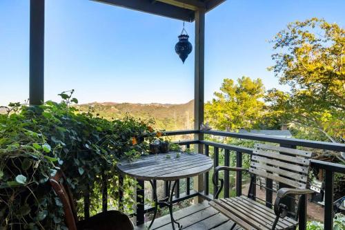 Balkón nebo terasa v ubytování Spacious 3BR 2BA House in Topanga with Nature Views and Modern Amenities