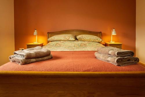 a bedroom with a bed with towels on it at Taigh Geal Apartment in Portree