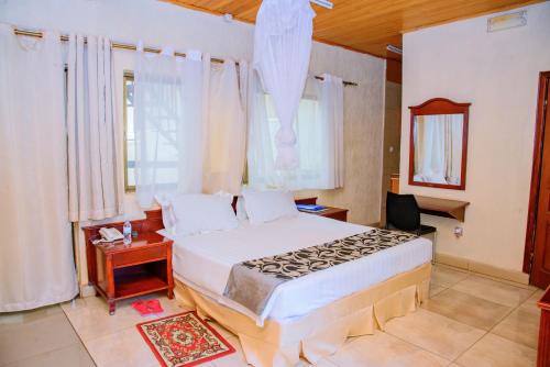 Ένα ή περισσότερα κρεβάτια σε δωμάτιο στο Kigali Diplomat Hotel