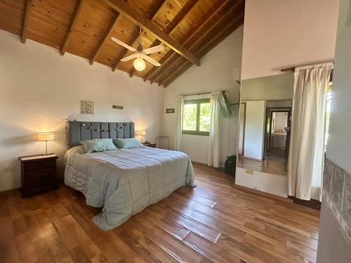 Postel nebo postele na pokoji v ubytování CASADELGOLF Villa Gesell