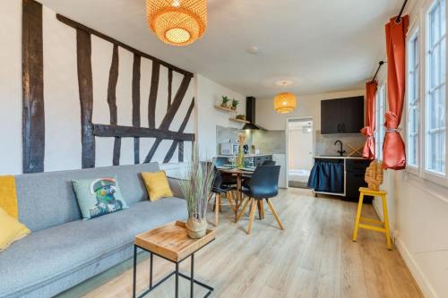 un salon avec un canapé et une table dans l'établissement Romain Charmant F2 sur cour calme en centre ville, à Rouen