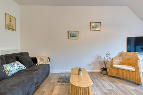 un salon avec un canapé et une table basse dans l'établissement Solent joli F2 proche Jardin des Plantes à Rouen, à Saint-Sever