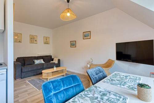 un salon avec un canapé et une table dans l'établissement Solent joli F2 proche Jardin des Plantes à Rouen, à Saint-Sever