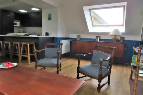 un salon avec une table et des chaises et une cuisine dans l'établissement Nice T4 of 65 m2 with garden in Ouistreham, à Ouistreham