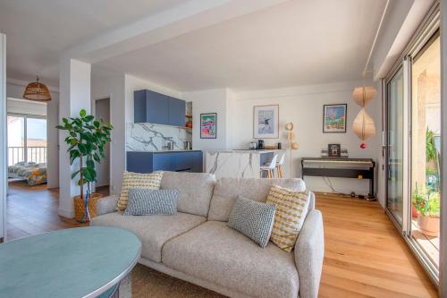 un salon avec un canapé et une table dans l'établissement Sunny flat with sea view, à Marseille