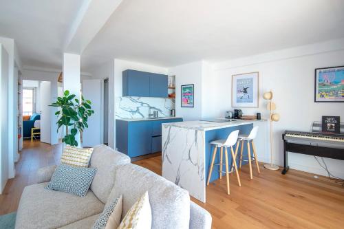 un salon avec un canapé et une cuisine dans l'établissement Sunny flat with sea view, à Marseille