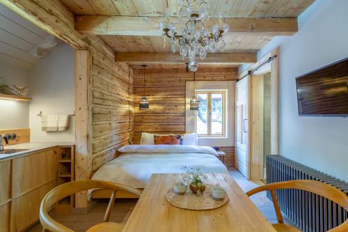 a bedroom with a bed and a table with chairs at Kaszelewskiego1 in Zakopane