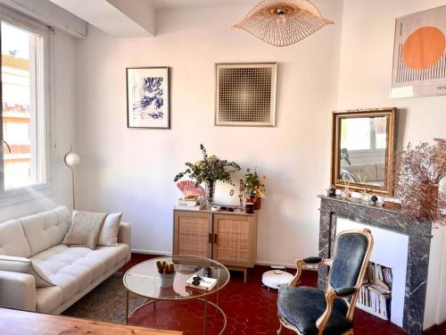 un salon avec un canapé et une cheminée dans l'établissement Appartement entre Endoume et Samatan, à Marseille