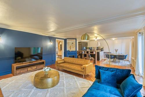 un salon avec un canapé et une table dans l'établissement L'Ambassadeur appartement époustouflant en plein coeur de Rouen, à Rouen